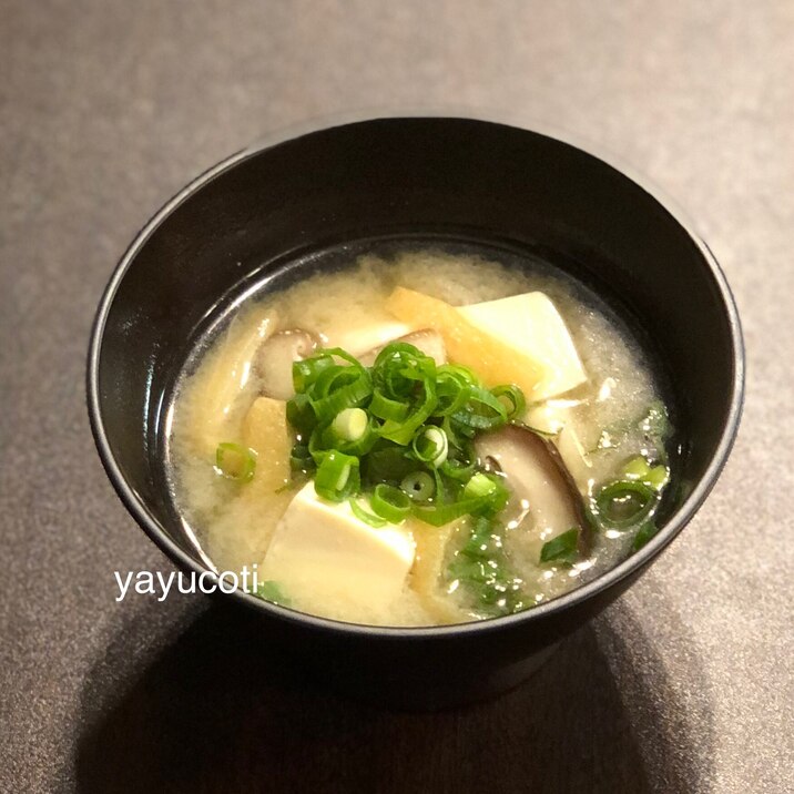豆腐と椎茸のお味噌汁